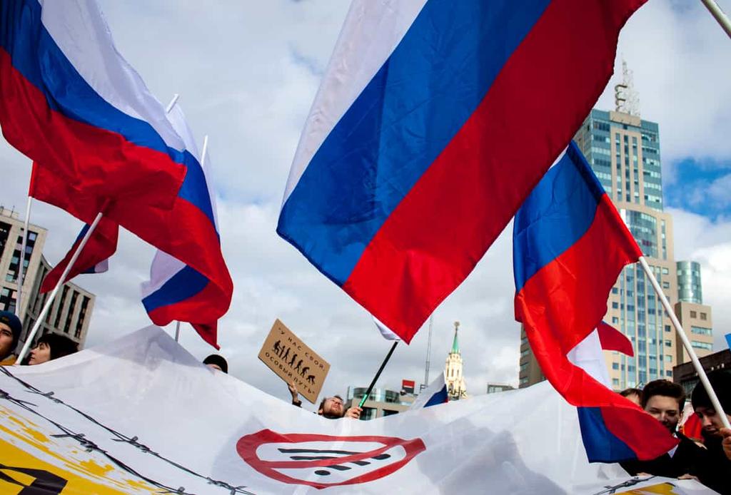 Russian VPN spending investigation header photo showing flags and a banner with a crossed-out WiFi symbol