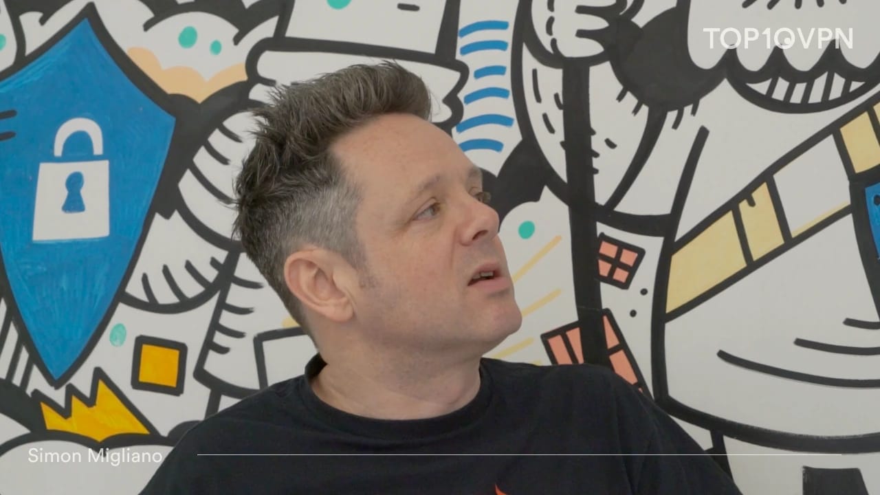 El Jefe de Investigación Simon Migliano captado en plena conversación en la oficina de Top10VPN.