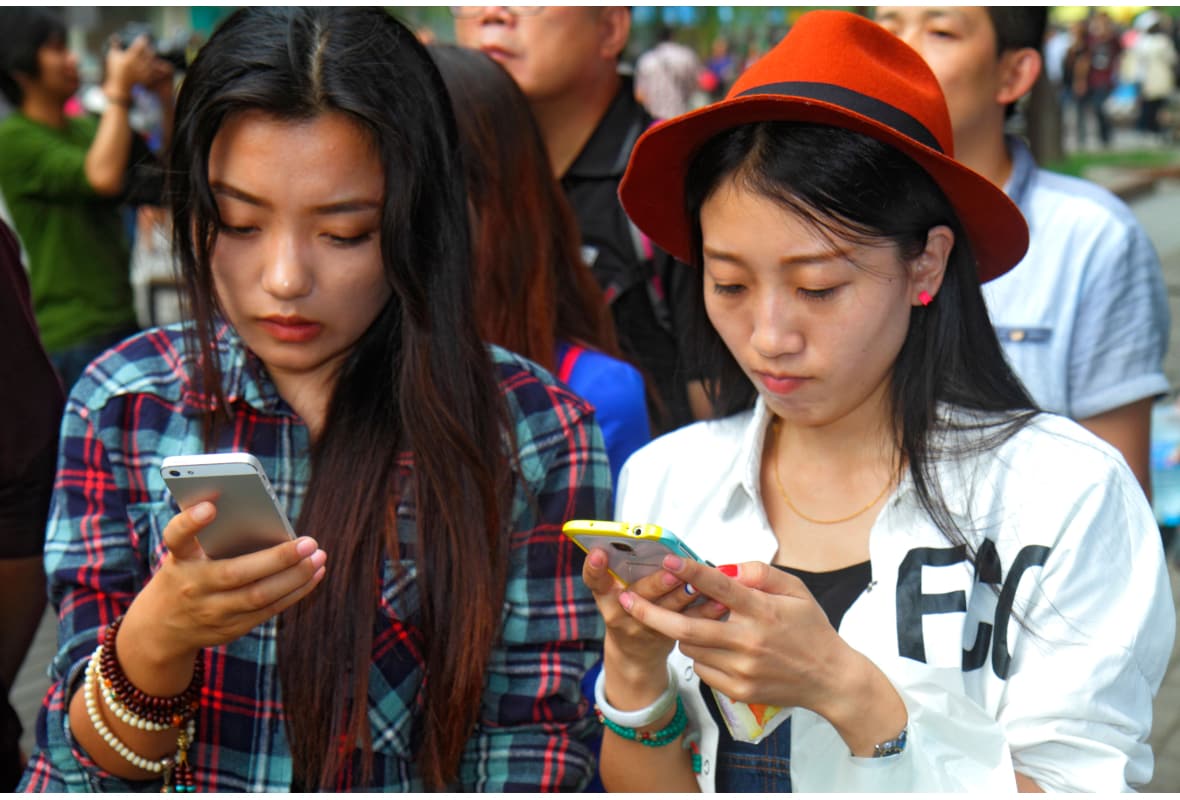 Women with smartphones in Beijing