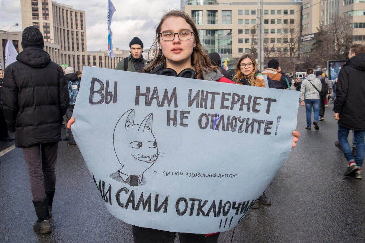 Un manifestante in Russia marcia contro la crescente censura di Internet con un cartello su cui è scritto “non disattiverete Internet”.