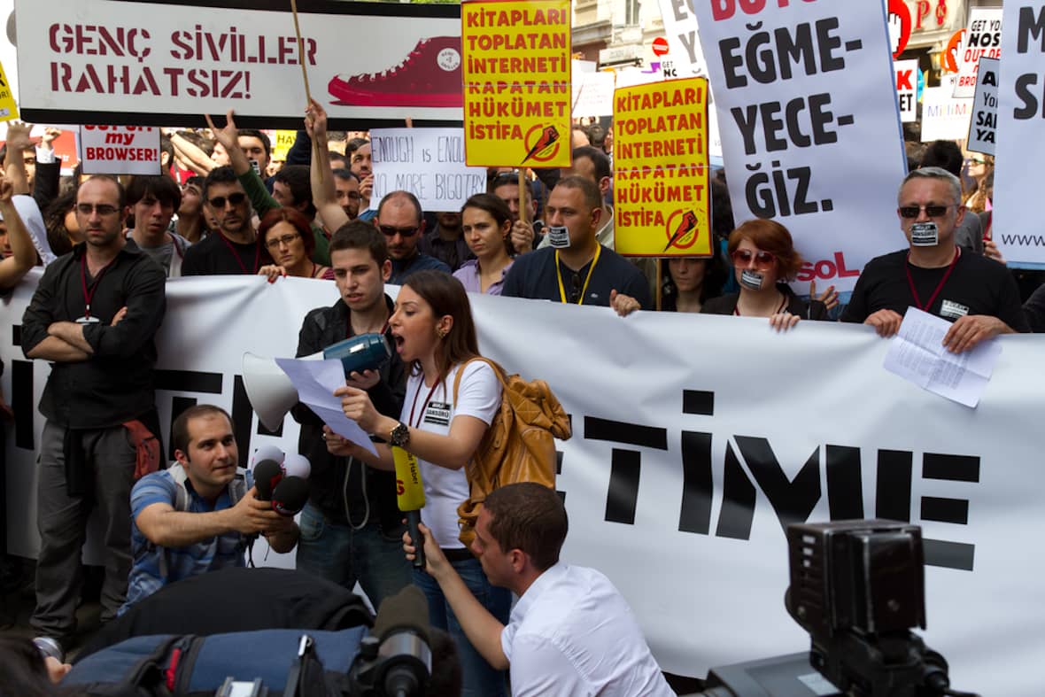 Seorang wanita berseru melalui pengeras suara sebagai bagian dari rilis pers selama protes terhadap pengenalan penyaringan konten oleh Turki