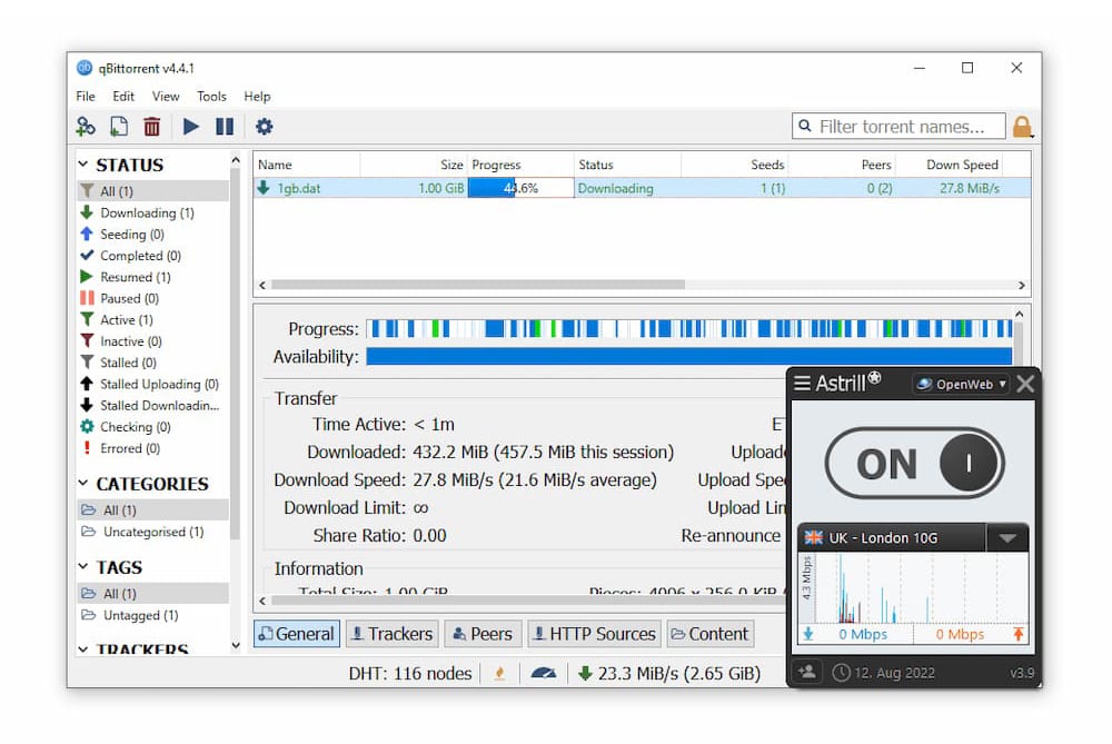 Il client qBittorrent scarica un file Torrent di prova mentre Astrill VPN viene eseguita in primo piano.