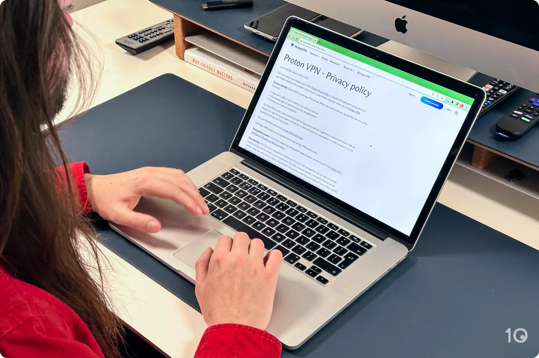 Una imagen de Callum Tennant analizando la política de privacidad de Proton VPN en una computadora portátil macOS