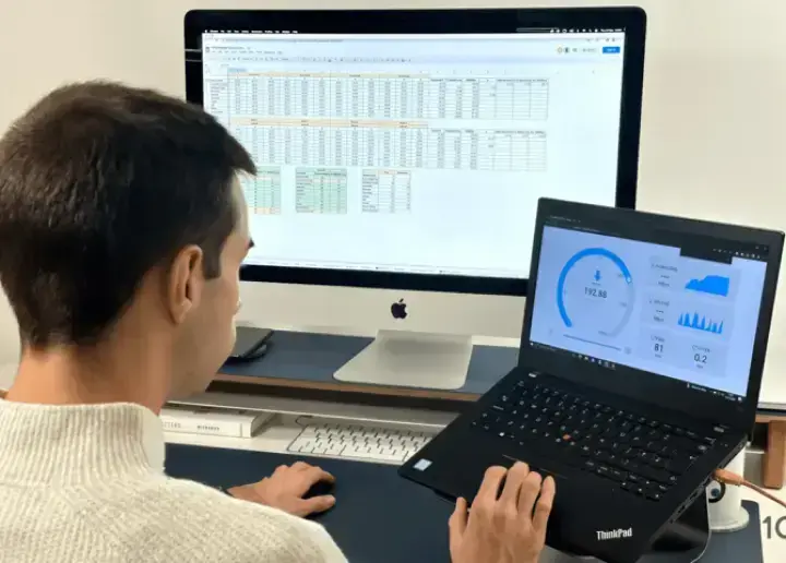 Um pesquisador medindo as velocidades de conexão de uma VPN e registrando os resultados de testes em diferentes localizações internacionais