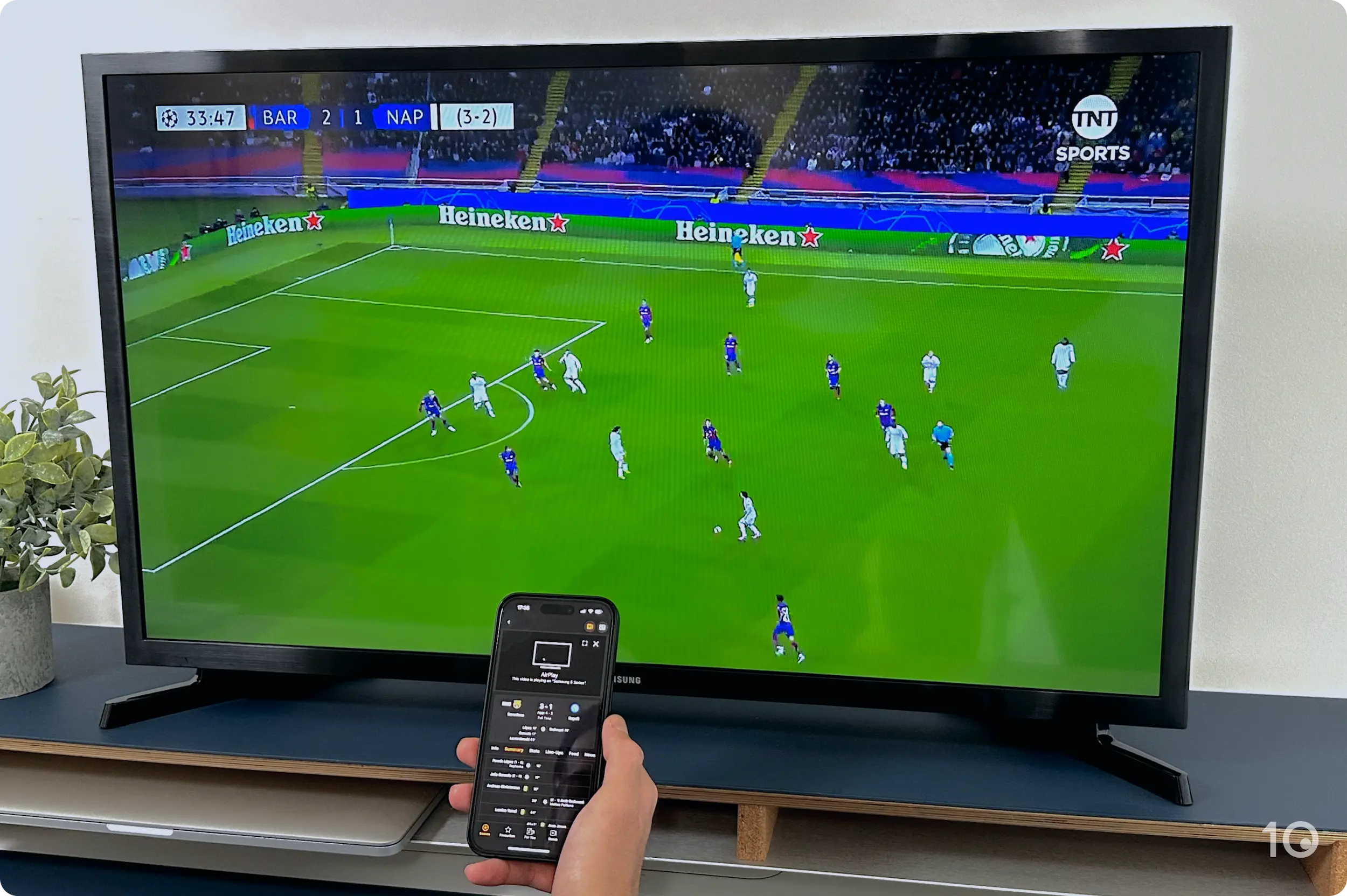 Interface AirPlay pour partager un match de la Ligue des Champions en direct sur une Apple TV.